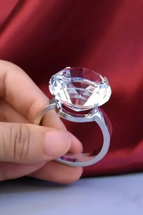 超大水晶リング【プロップ用・婚約用・誕生日プレゼントに最適】