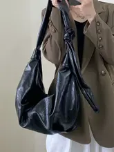 大容量の黒いしわ加工ソフトレザーショルダーバッグ【カジュアル・ラウンドデザイン】