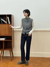 グレーのシンプルデザインのケーブル編みウール混紡ニットベスト【秋冬用・ファッションアイテム】