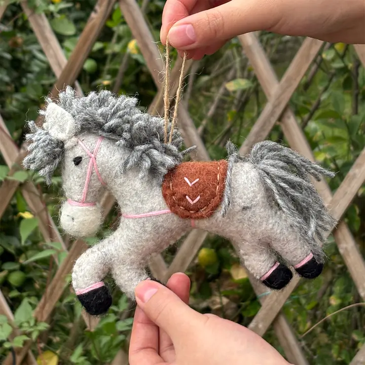 馬モチーフのウールフェルトバッグチャーム【成功を祈るデザイン・手作り】