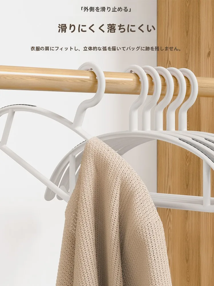 滑り止め付きハンガー：天板付きタイプの実用性と空間効率の検証