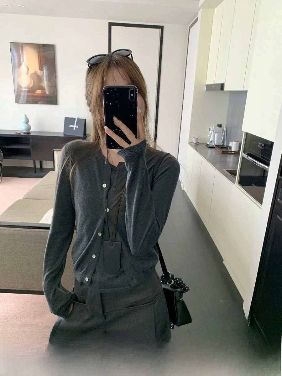韓国風ショートニットカーディガンとワイドレッグパンツのセットアップは通勤に最適か