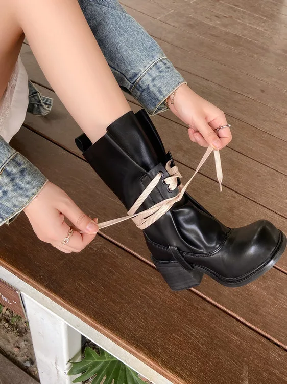黒編み上げブーツは痛いですか？実は、足に優しい「厚底レザーショートブーツ」の正解がここに