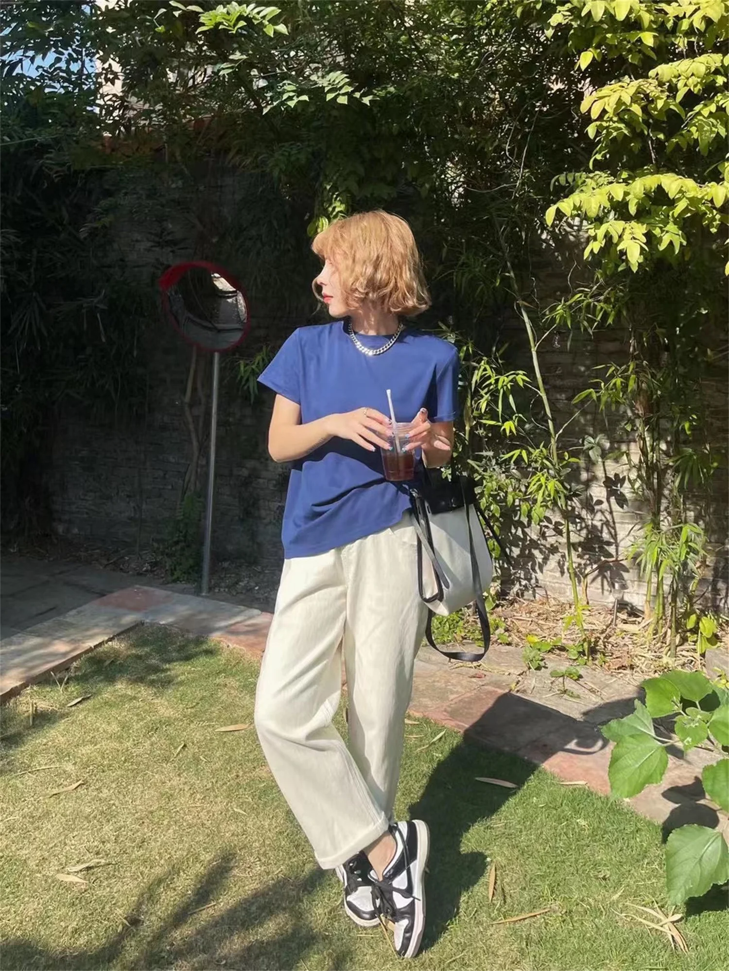 無地Tシャツをどう選ぶ？通勤から旅行ま  で、1着で解決できるレディースのベストな選び方