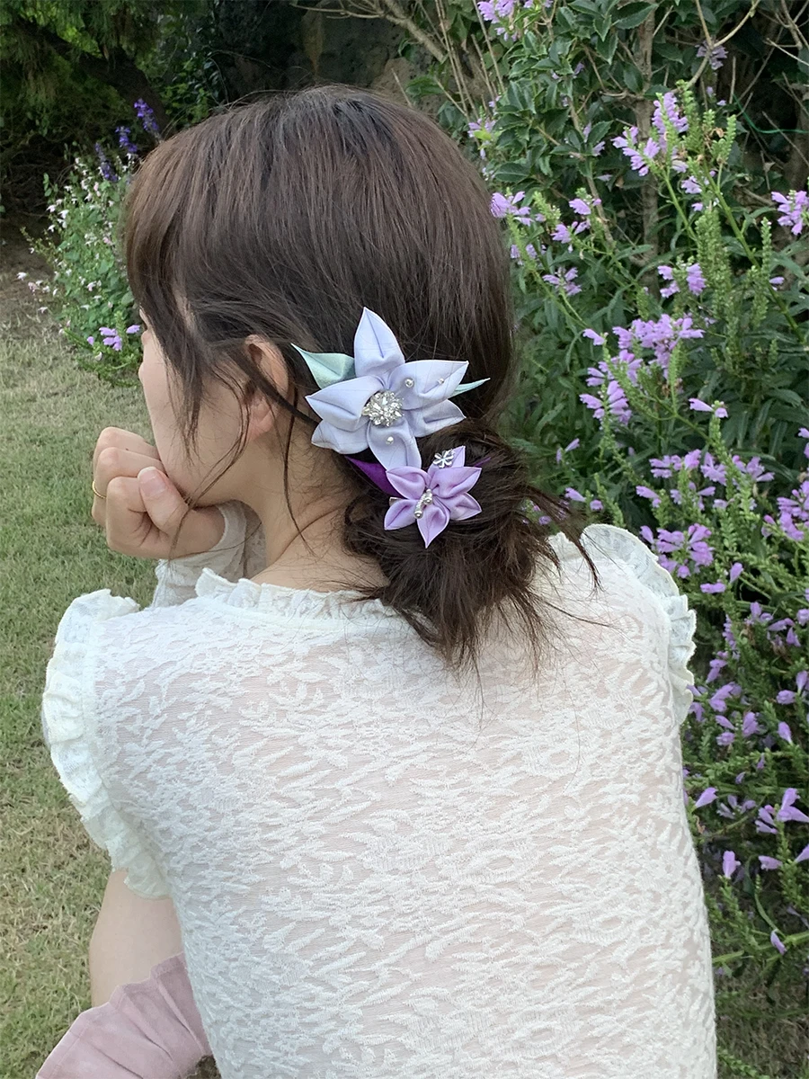 自然なデザインのハンドメイドユリのクリスタル付きヘアクリップ：七五三髪飾り手作りの伝統と現代の融合