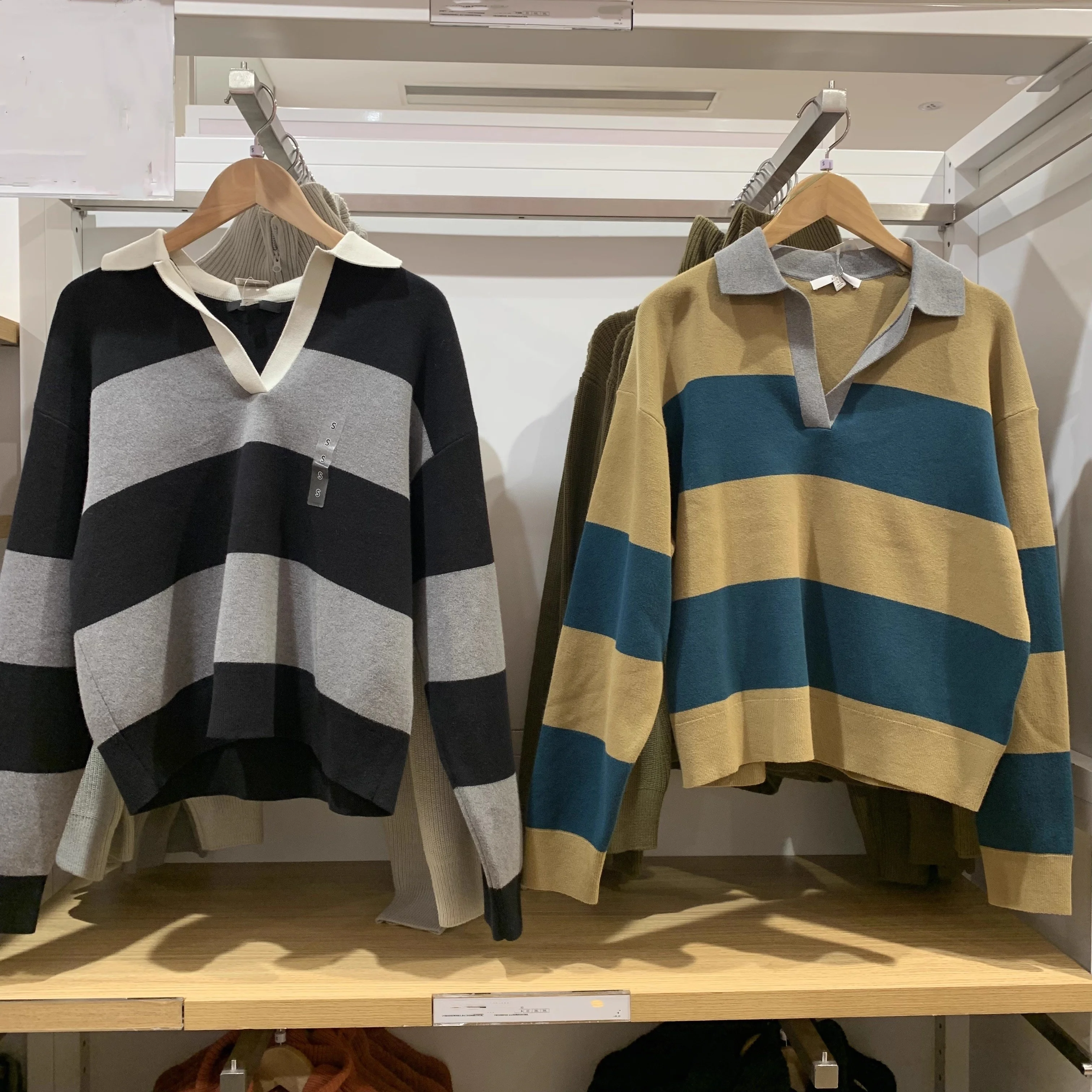 春用フィットポロカラーストライプニットセーター ガチョウの黄色と黒のコントラスト