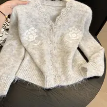 刺繍デザインのVネックカーディガン【春用・極上の柔らかさ・モヘア混】