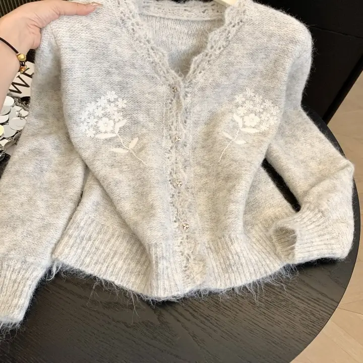 刺繍デザインのVネックカーディガン【春用・極上の柔らかさ・モヘア混】