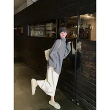 高級感あふれるグレーのハイネックニットトップス【秋冬用・ルーズフィット・ミディ丈】