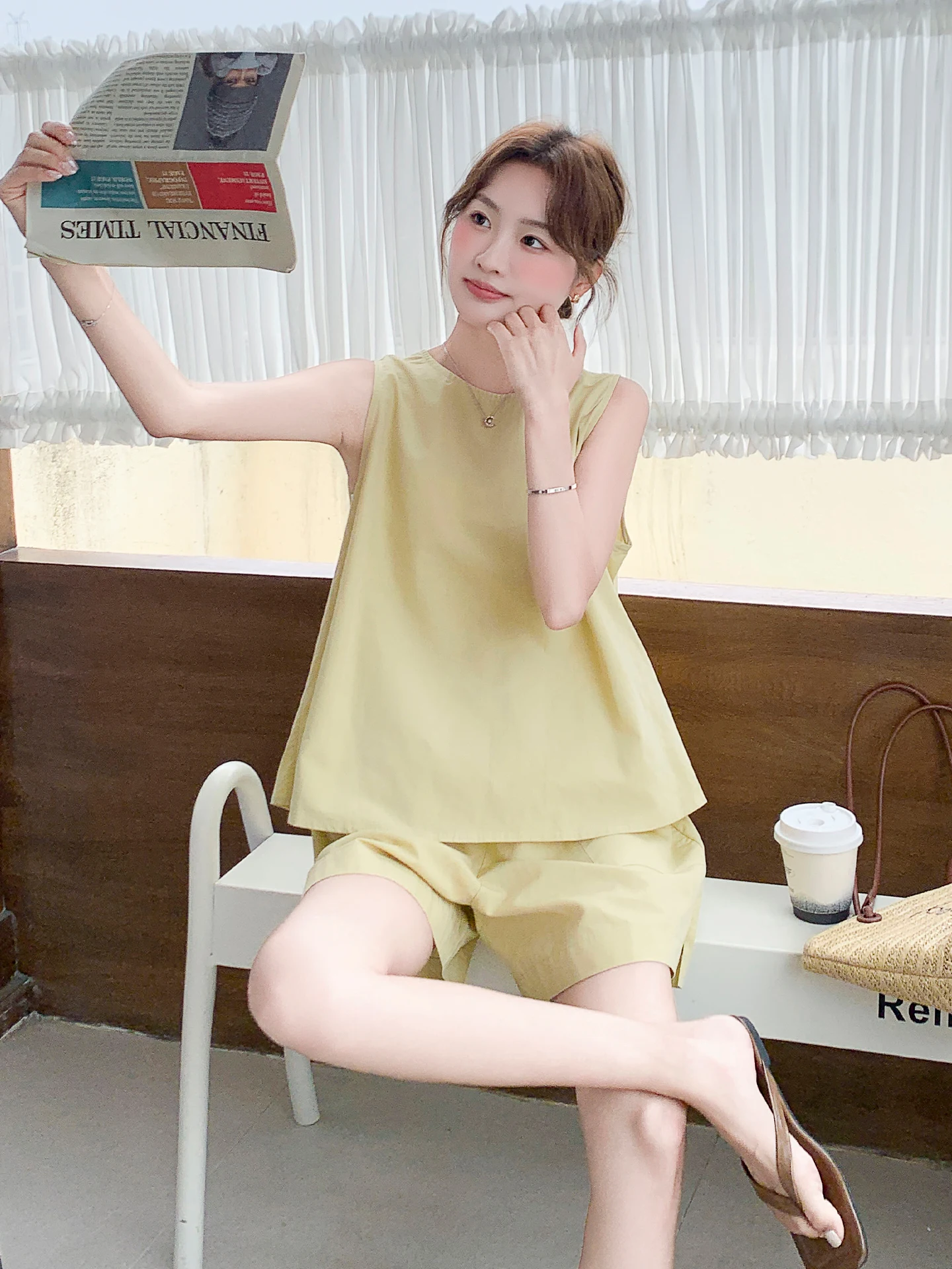 三者面談 服装 夏：黄色の背面レースタンクトップとショートパンツセットアップのデザインと着  用感