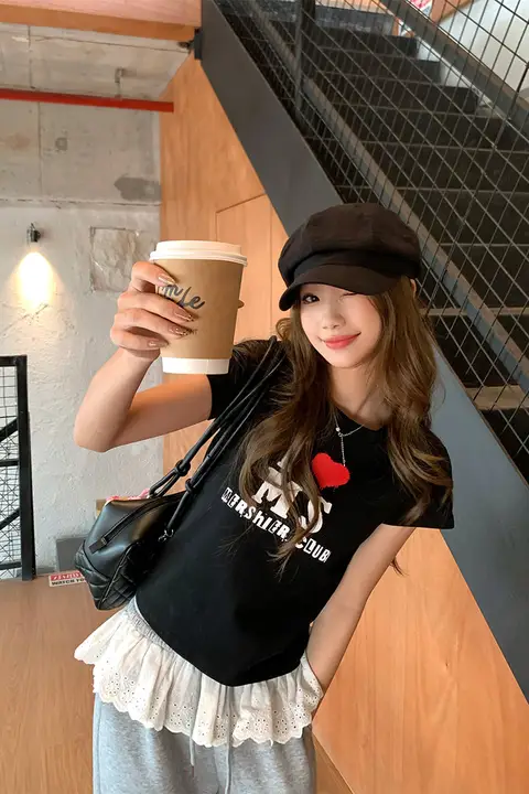 愛心デザインのフィットしたショートスリーブTシャツ【春夏用・シンプルスタイル】