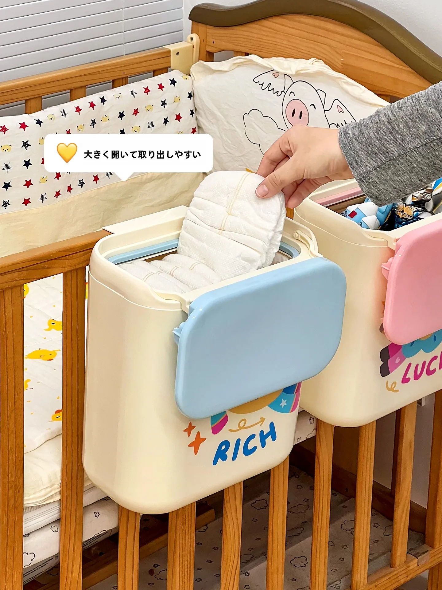 壁掛け式収納ボックス：汚れた靴下を効率的に管理するための実用設計