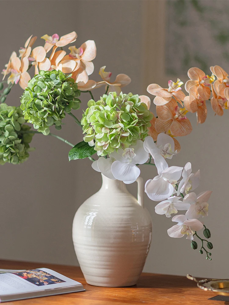 高級感あるアジサイの造花：リビングやダイニングでの華やかなデコレーション