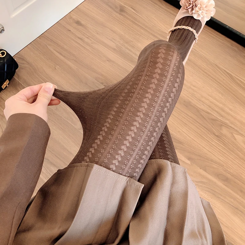 コーヒー色のパンティストッキング：透かし模様と天鹅绒でスカートに合う美腿スタイル