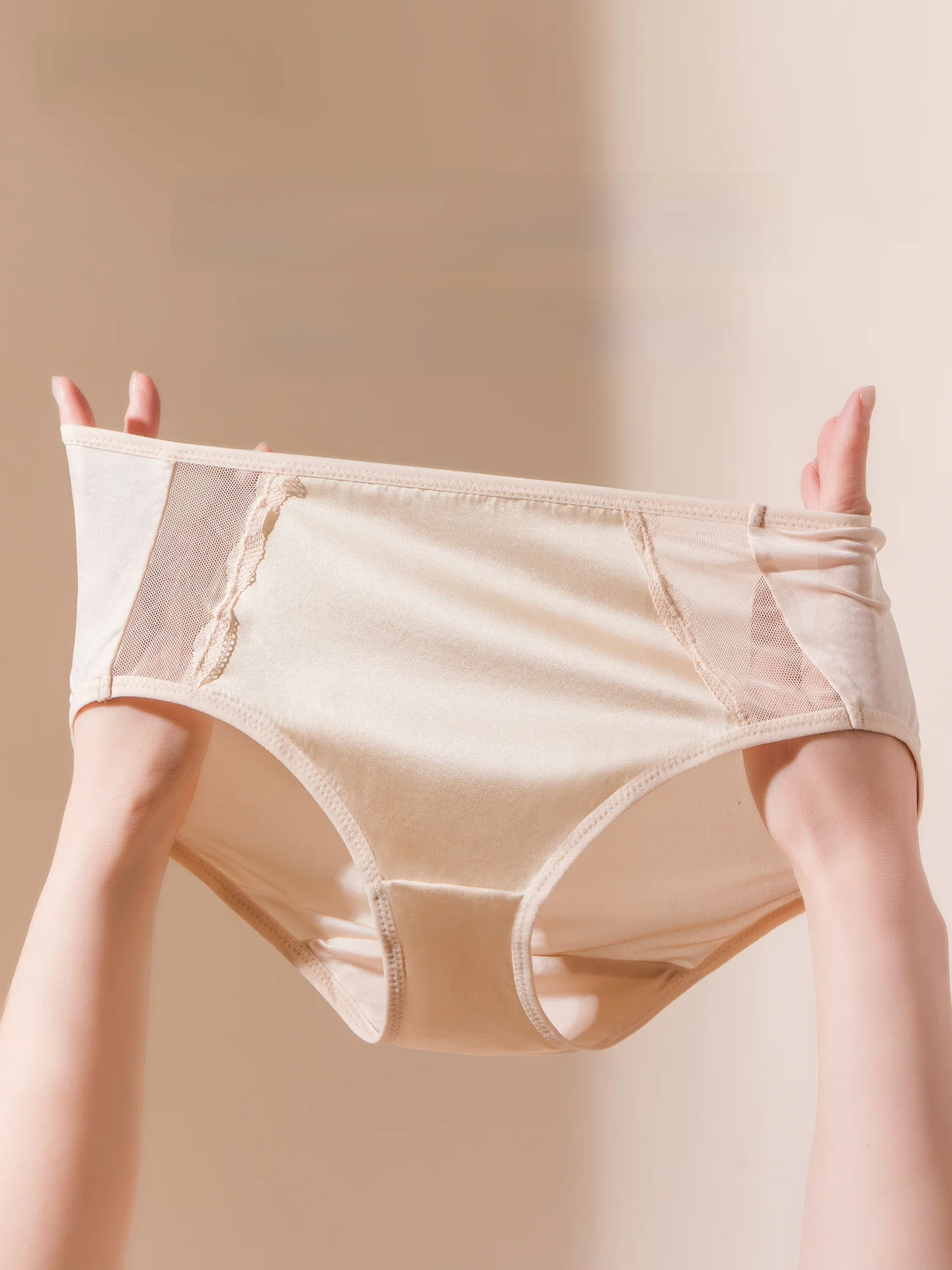 サテンイージーパンツ：100%純絹のシルク感を実現する中腰設計の通気性パンツ