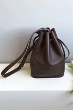 シンプルな巾着型バケツバッグ【本革・軽量・ショルダーストラップ付き・大容量】（セットアップ対応）