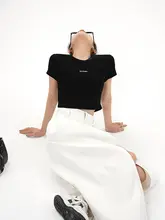 刺繍デザインのハイウエストフィットTシャツ【ショート丈・短袖】