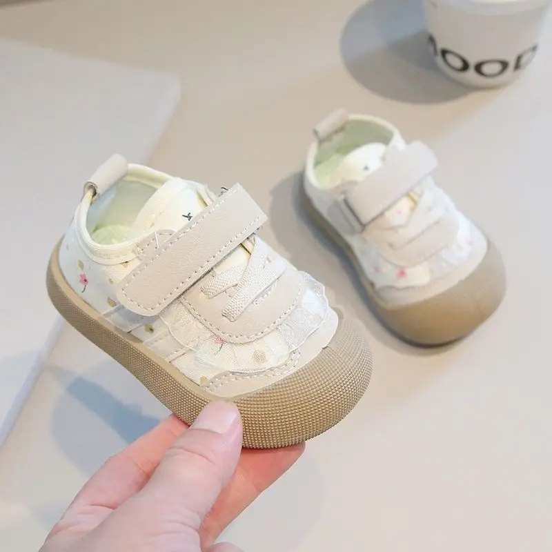 1歳と1歳半の足のサイズがわかる！赤ちゃんの靴選びに役立つ、実際のサイズと選び方のすべて