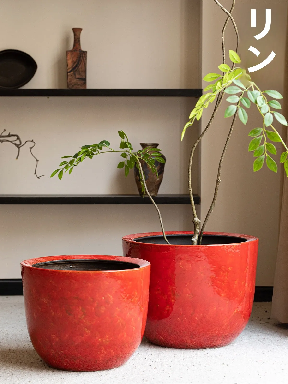 赤い陶器の花瓶：ほったらかしで毎年咲く花を育てるための高さのあるプランター