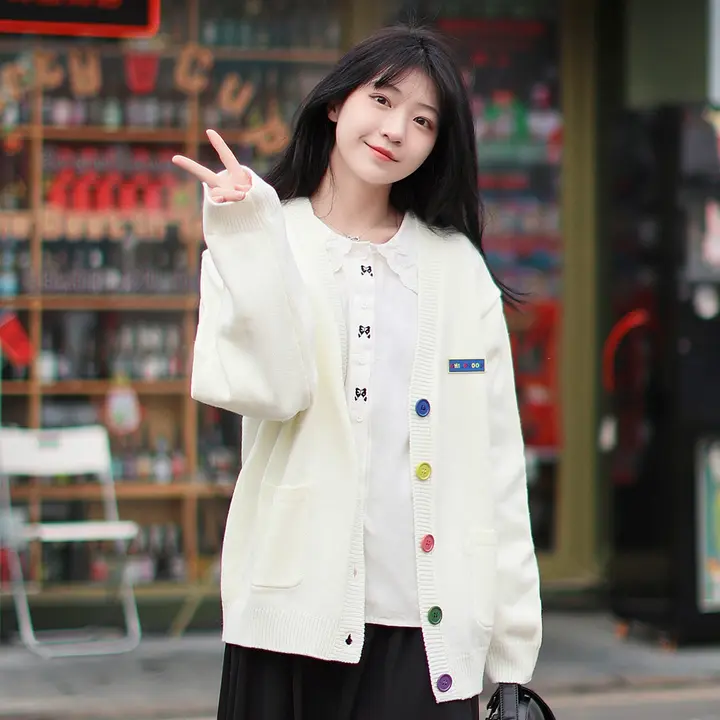 春秋用のニットカーディガン【学生向け・ボタン付き・クリーム色・甘美なデザイン】（セットアップ対応）
