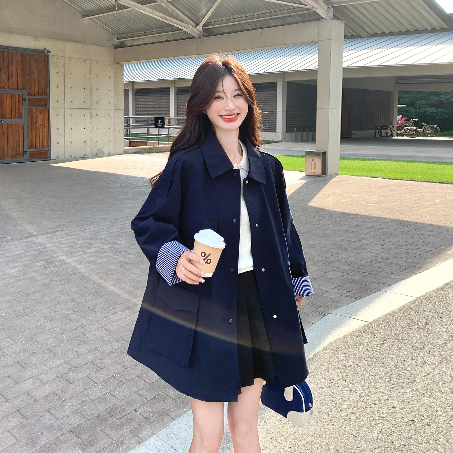 チェックのコートはどう選ぶ？深い青色のダブルポケットトレンチコートが解決する通勤の悩みとは
