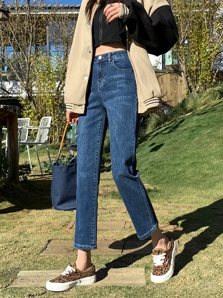 レトロデザインのハイウエストスリムストレートデニムパンツは小柄女性に最適な秋の着こなしにどう活用するか