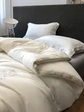 高級感溢れる5Aグレードの仮白鵞絨羽毛布団【冬用・立体刺繍デザイン】