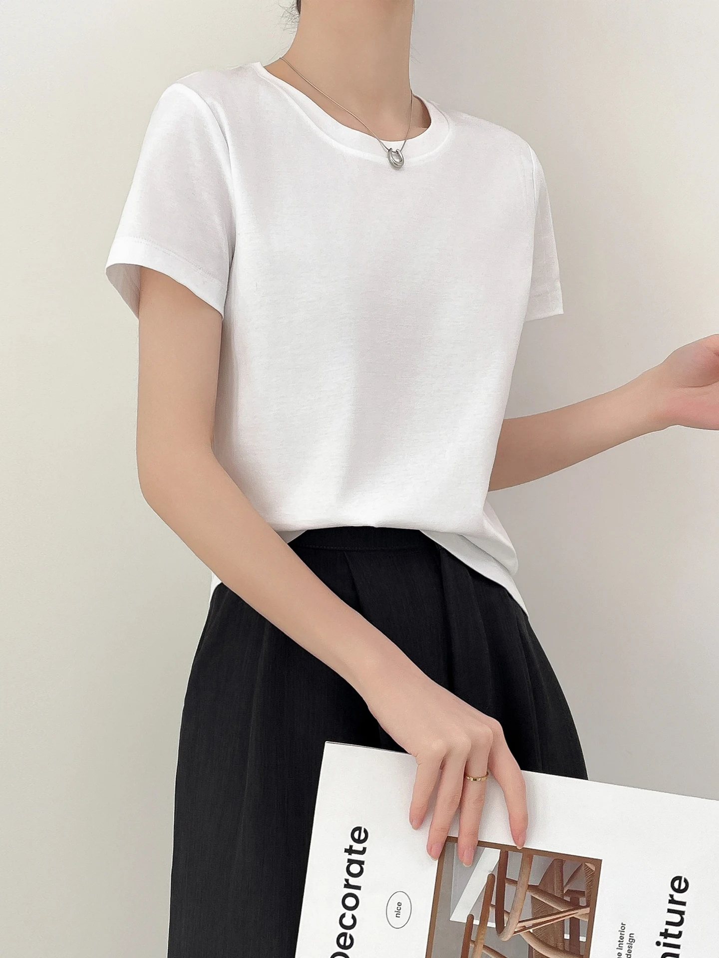 極上の柔らかさのシルクコットンラウンドネック半袖Tシャツ：おしゃれ モダン な日常着の定義と実践