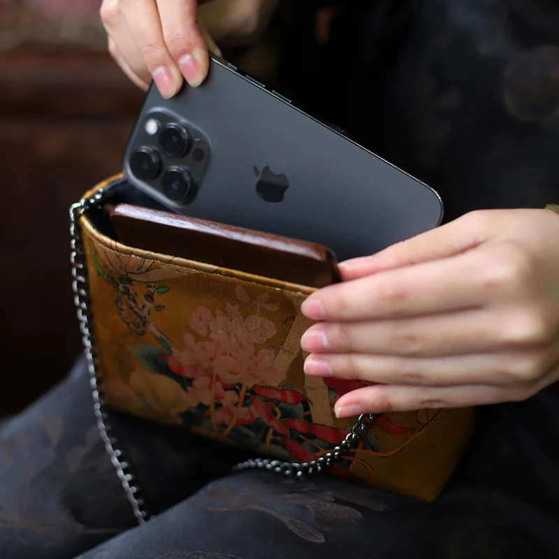手作り ビンテージ民族風 クラッチバッグ：スマホ用・香云纱素材・木製クリップで通勤に最適な軽量ビジネスアイテム