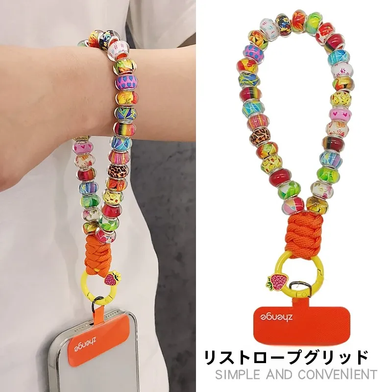 カラフルなビーズデザインのスマートフォンストラップ：女性向けショートタイプの便利さと実用性