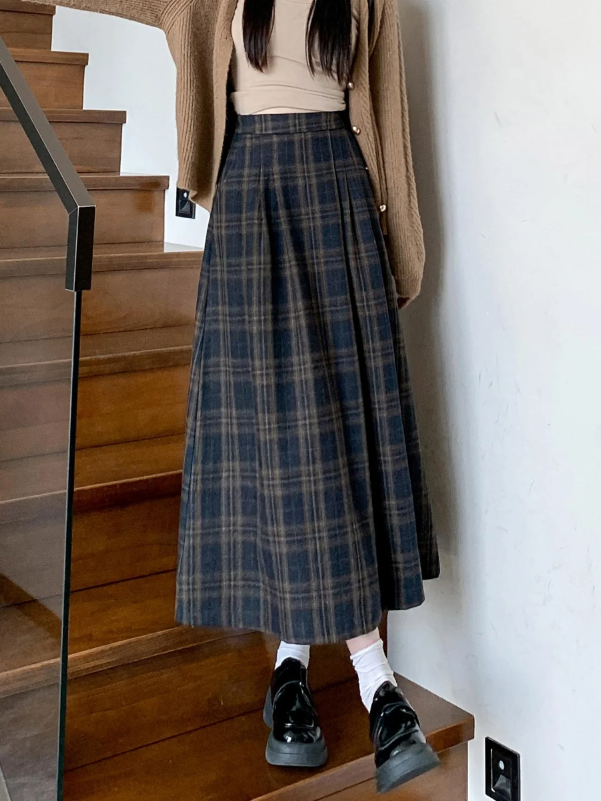 プリーツスカート コーデ 完全ガイド｜無地トップスとのバランスと失敗しない組み合わせ