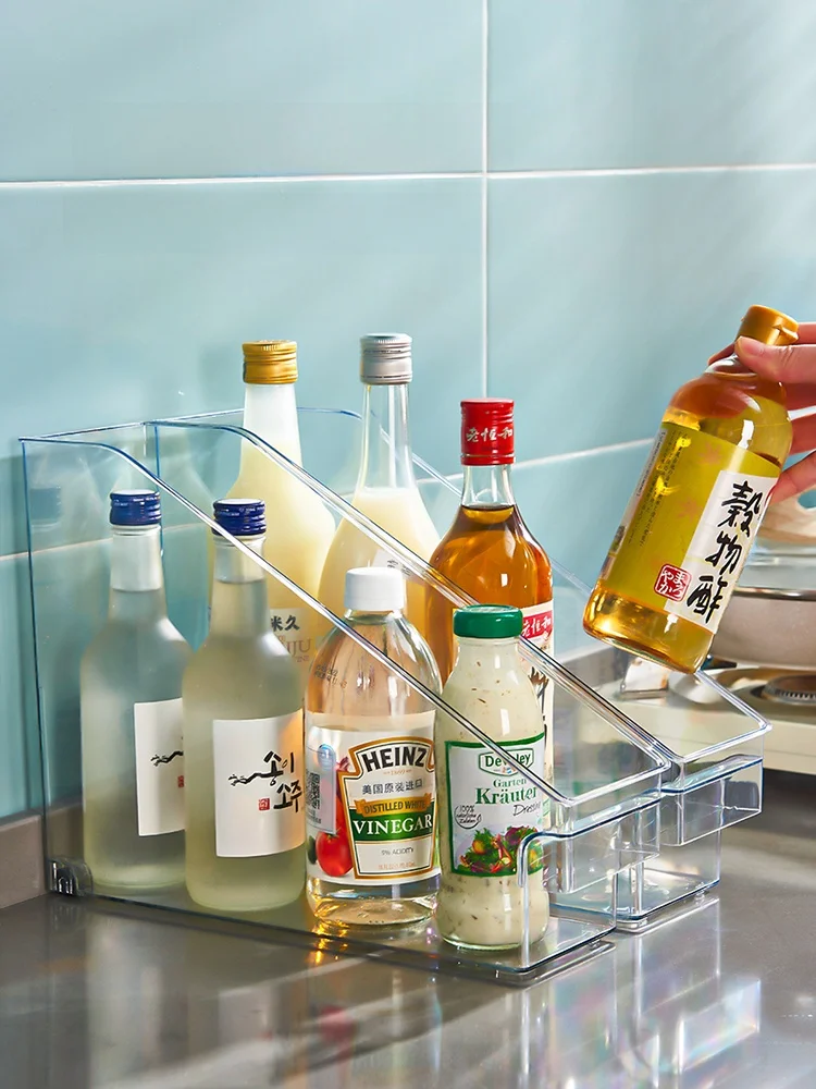 キッチンの鍋蓋整理ラック：キャスター付きプラスチック収納ボックスの実用性と使い方