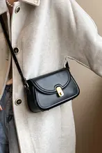 高級感あるホワイトカラーのショルダーバッグ【斜め掛け・スクエアデザイン・女性用】