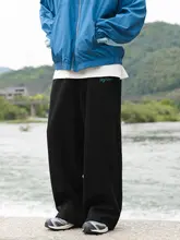した雰囲気の春秋用メンズジョガーパンツ【ストレートシルエット・緩やかなフィット・ドローコード付き】