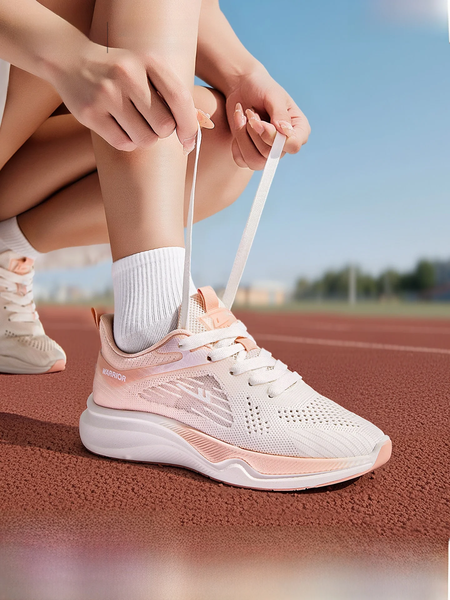 通気性のあるメッシュ運動靴：女子用の軽量減震モデルが長時間歩行に適する理由