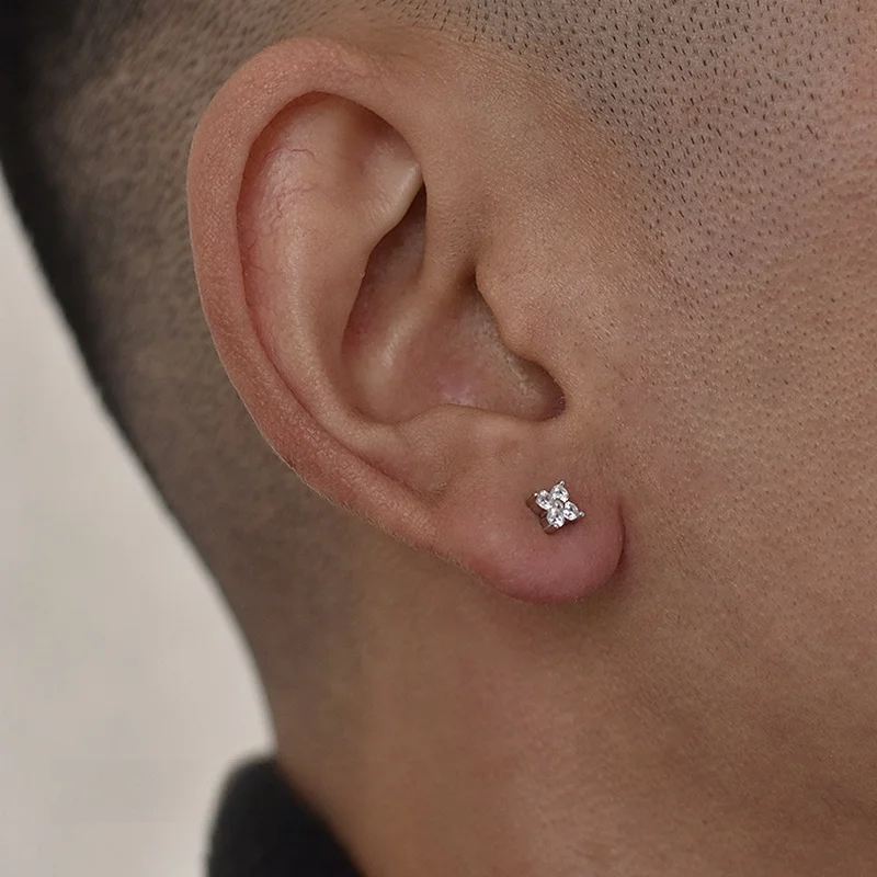 40代男性ピアスおすすめ：TWO LEAVES S925シルバー四葉のクローバークリスタルピアス
