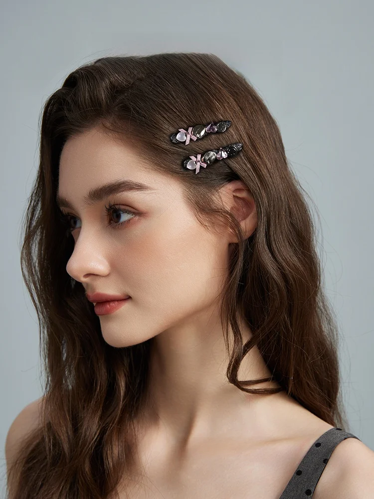 秋の髪色選びに最適なヘアアクセサリー：ダックビルクリップの実用性と季節感