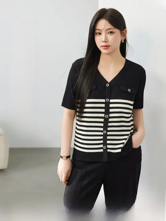 クラシックストライプのVネックニットトップス【大きいサイズ・エレガント・夏用】