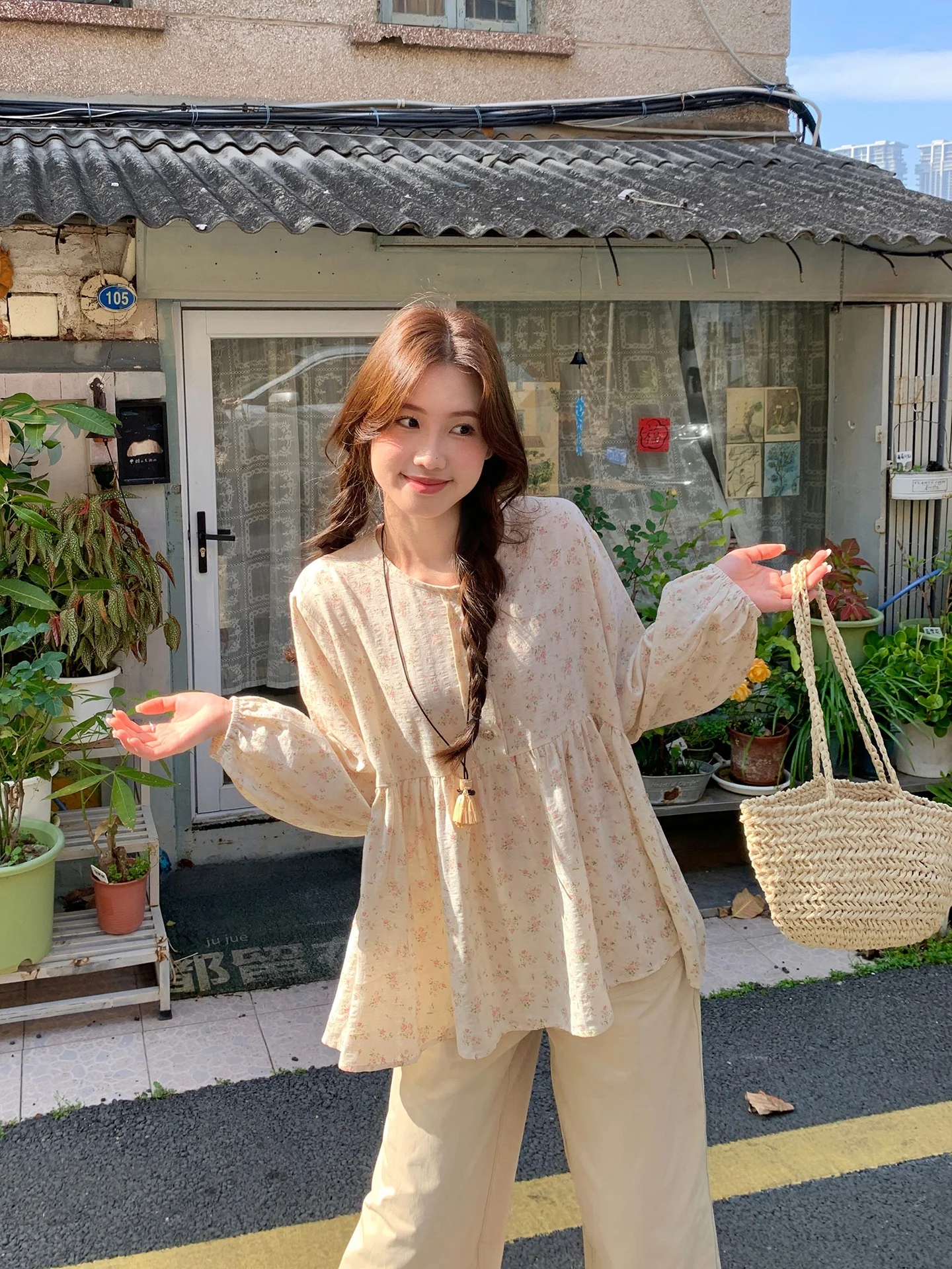 フラワープリントの長袖シャツ【春向け・ロマンティック・女性用・体型カバー】（セットアップ対応）