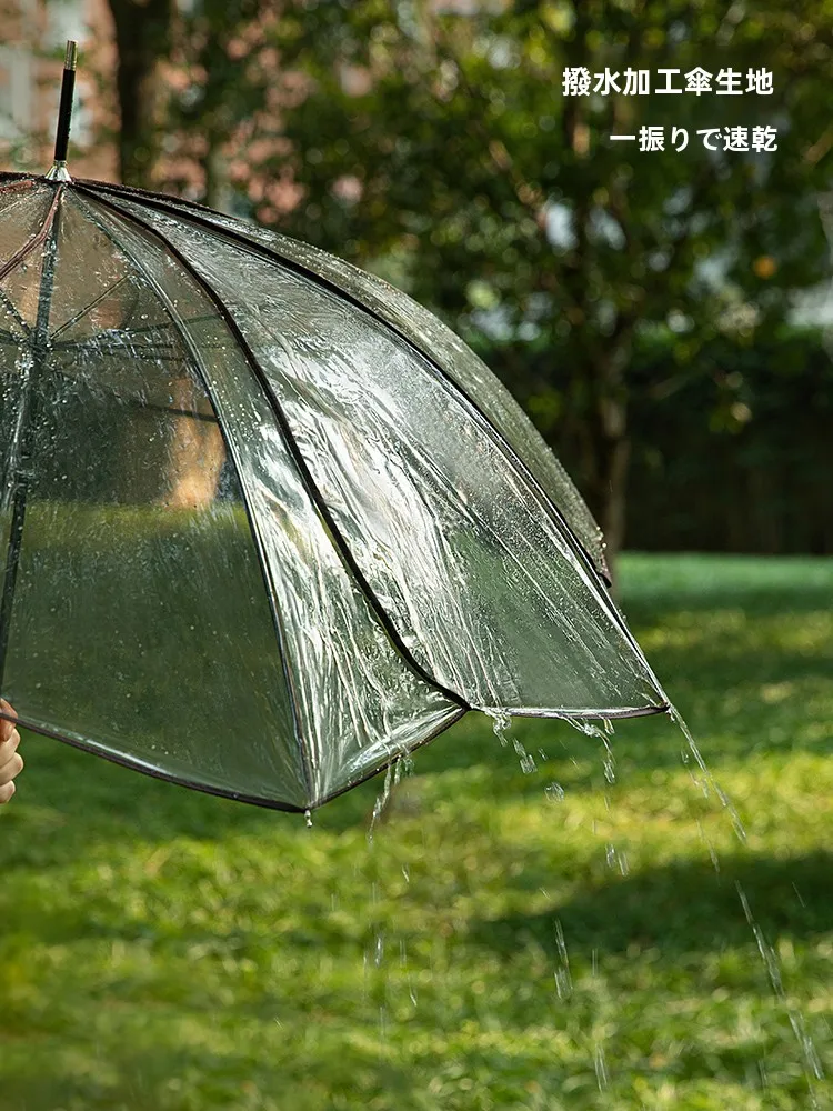 雨の日でも崩れにくいきれいめ素材は、実は「透明な長柄傘」に隠れている？
