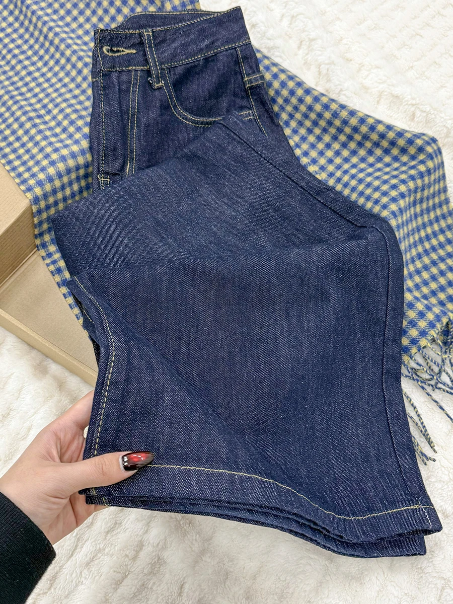 高腰デニムパンツは小柄向けの長めのスタイルでどのようなフィット感を実現するのか