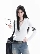 個性的なプリントデザインのクロスフードTシャツ【短め・女性用・スリムフィット】