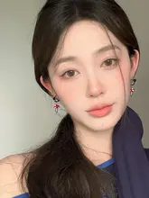 ユニークで可愛いガラス製の小さなキノコピアス【赤色・フックタイプ・個性的】