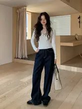 レース切替のホワイト長袖Tシャツ【Vネック・女性用・フィット感のあるデザイン】