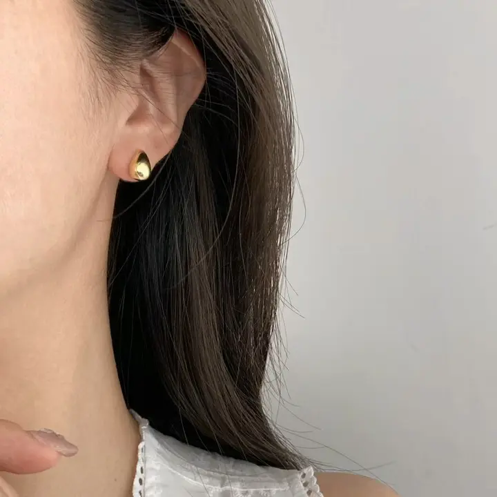 水滴デザインのイヤリング【シンプルでカジュアル・金属製】