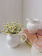 アンティーク風浮彫り陶器の花瓶【ホワイト・インテリア装飾用・小さなミルクポット】