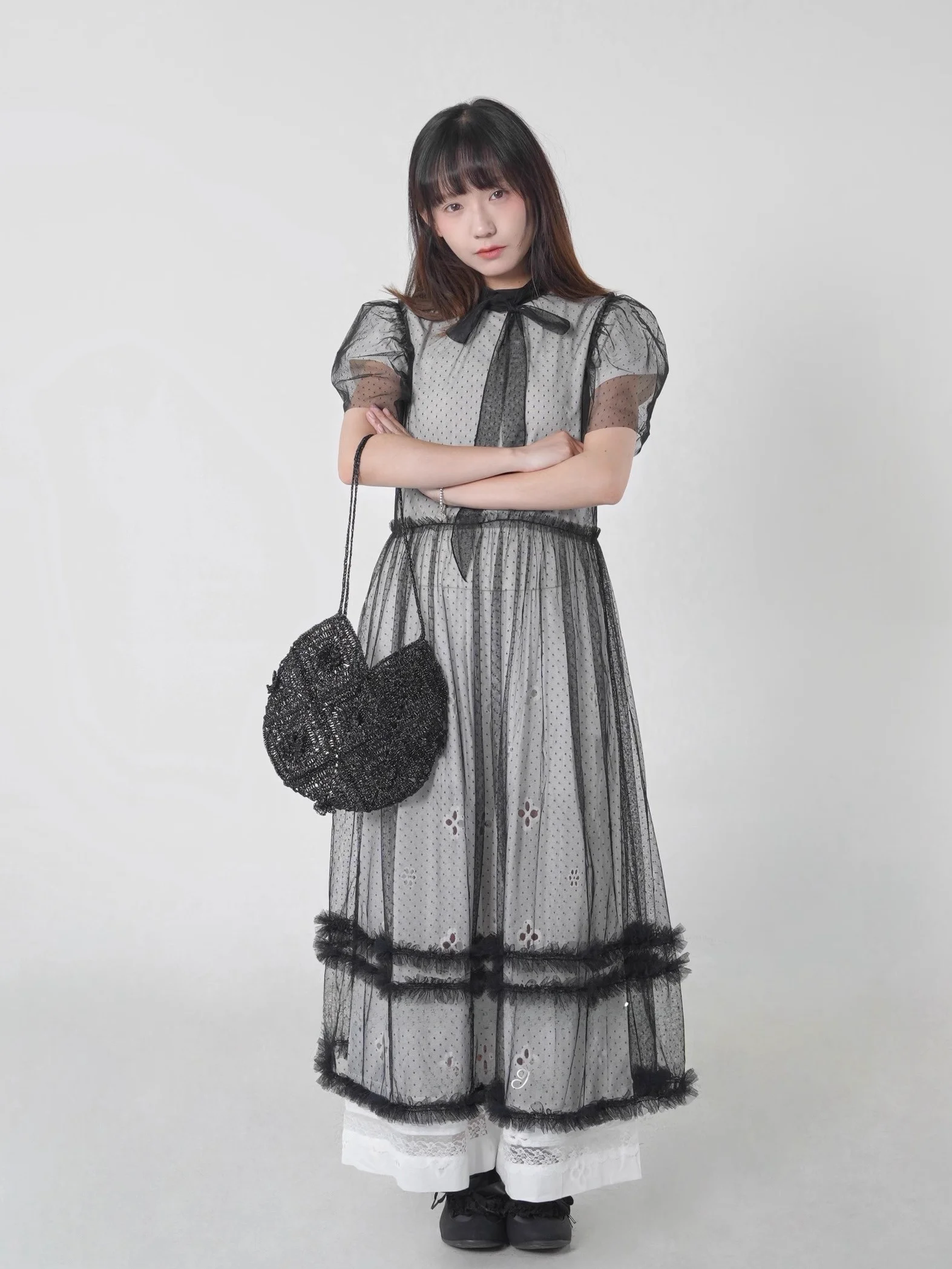 かぎ針編みショルダーバッグの作り方：立体花柄デザインのハンドメイドバッグを実際にお試し