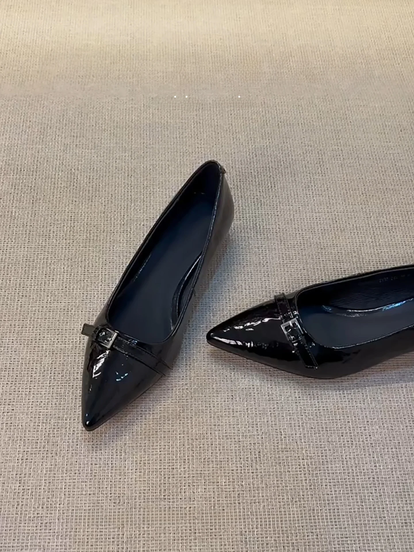 1500円で贈る女性への春のプレゼントは、このシンプルなパンプスがベスト？