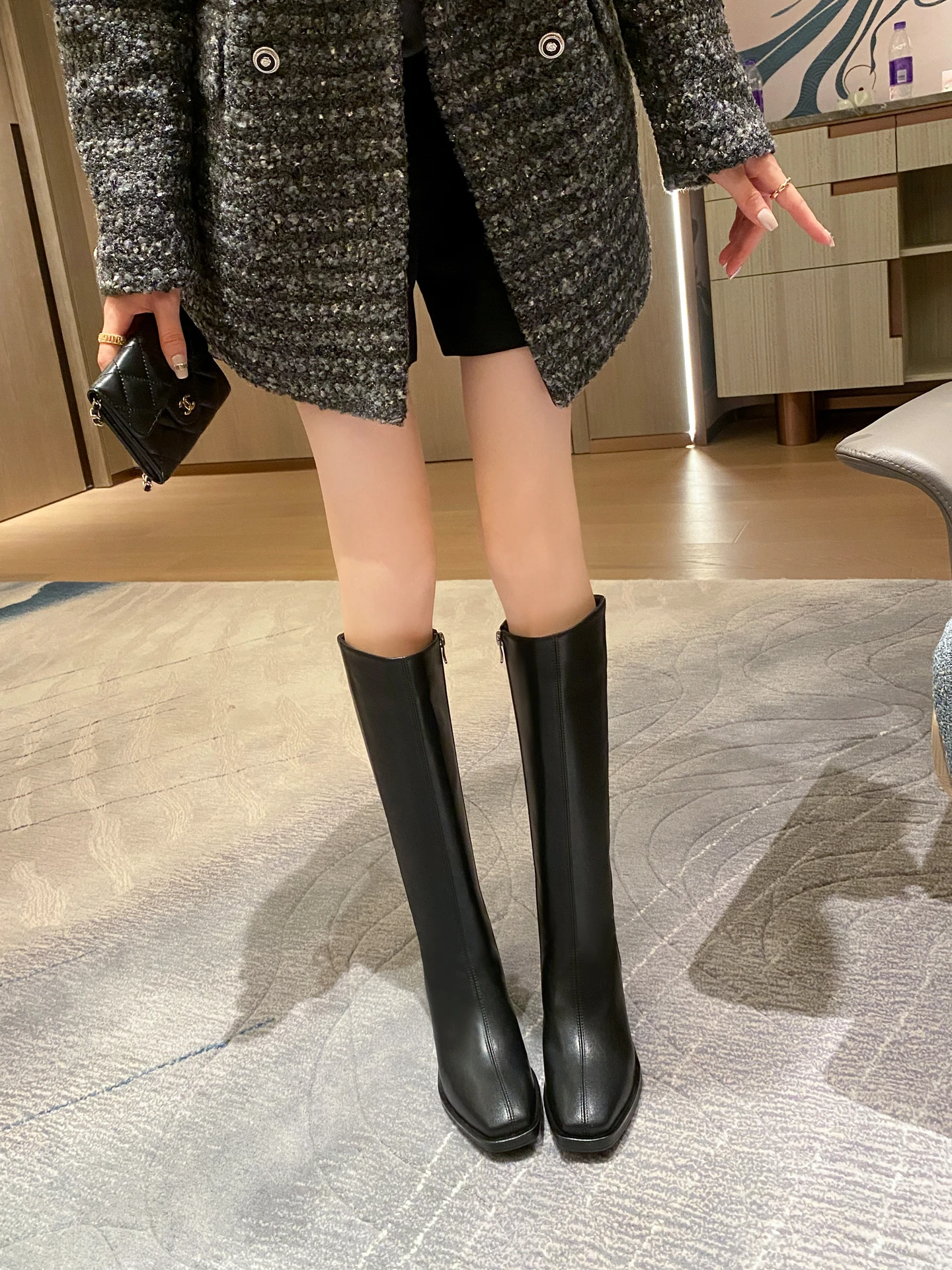 黒と茶色のブーツ、どちらが冬のファッションに最適？茶色のロングブーツが実は意外に優れている理由