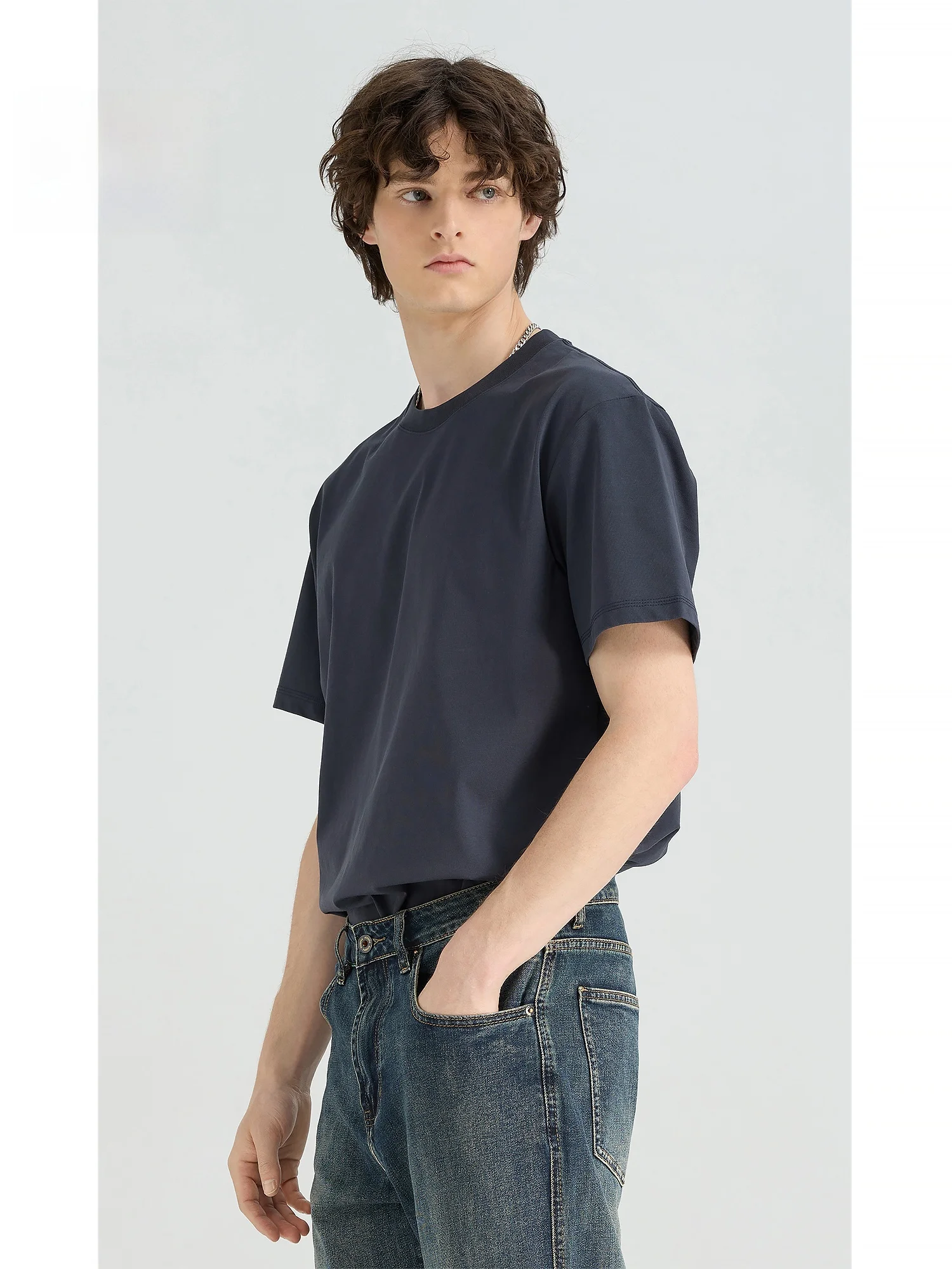 メンズ半袖Tシャツをどう選ぶ？深青色の「極上の柔らかさ」が解決する夏の悩みとは